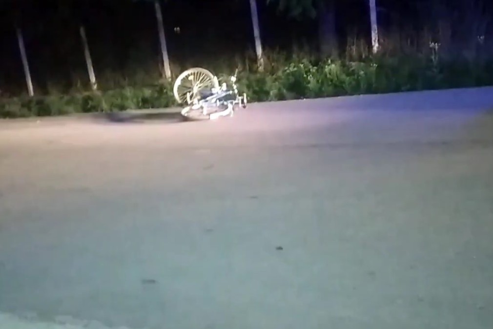 VIDEO. Biciclist, rănit după ce a fost lovit de un autobuz