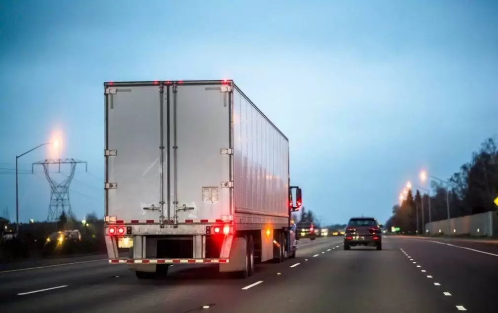 Camion încărcat cu aparate electrocasnice răsturnat TIRMagazin ro