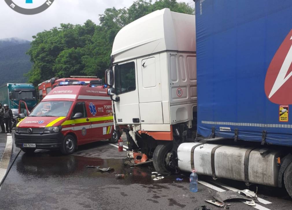 Accident între un TIR și o mașină pe Valea Oltului la Racovița