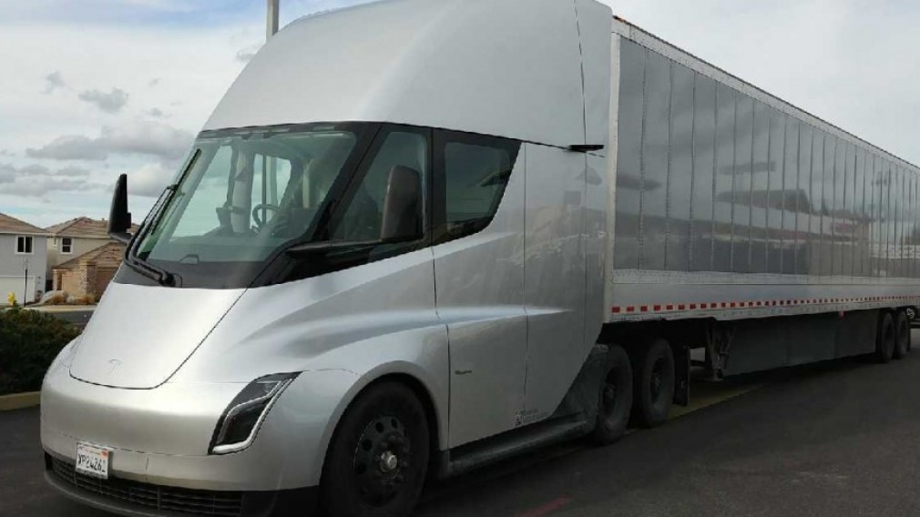 Primele camioane electrice Tesla, livrate către compania Pepsi