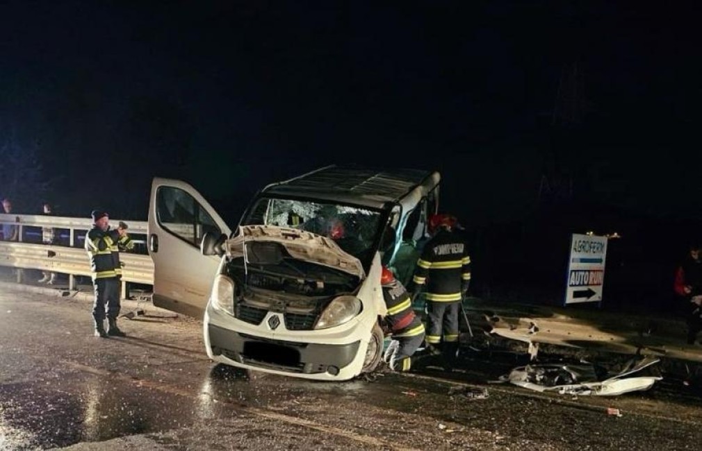 Accident între un microbuz și un autoturism, în Sibiu: 7 răniți