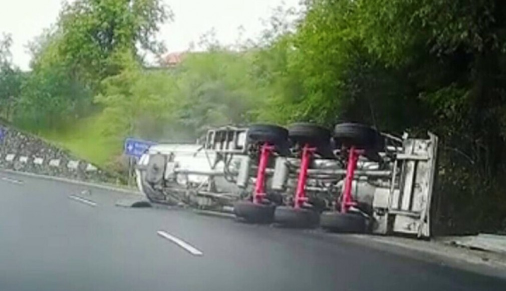 VIDEO: Hunedoara. Semiremorca unui camion încărcat cu vin s-a răsturnat într-un șanț