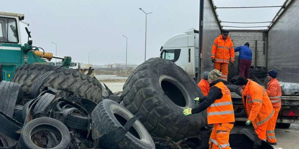 Zeci de cauciuri abandonate de șoferii de camion pe autostradă. Ce au făcut drumarii?