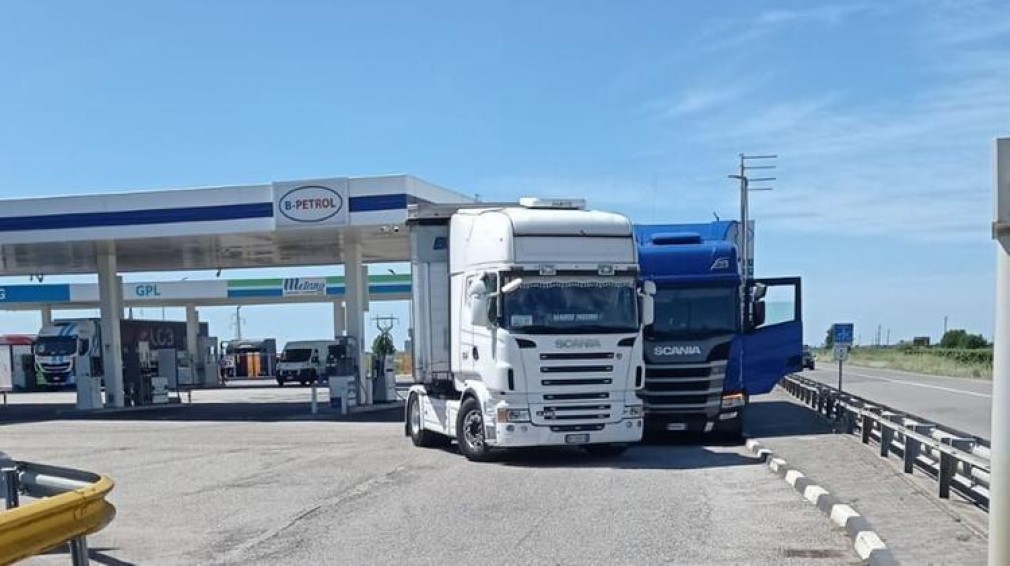 Camionul unui șofer român băut, care se îndrepta spre o cisternă cu gaz, oprit de un alt camion