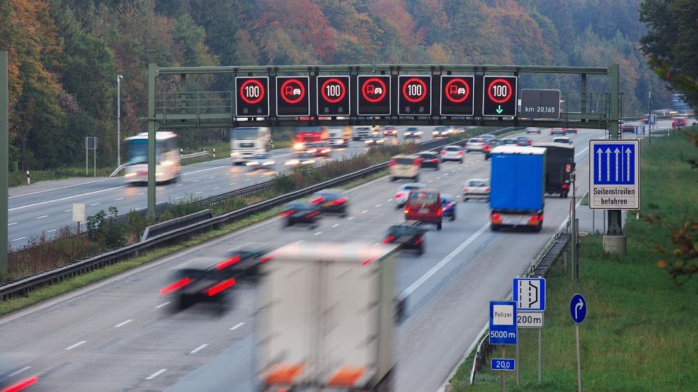 VIDEO Un şofer român beat a condus 30 de km pe contrasens, pe autostradă. L-a oprit un șofer de camion