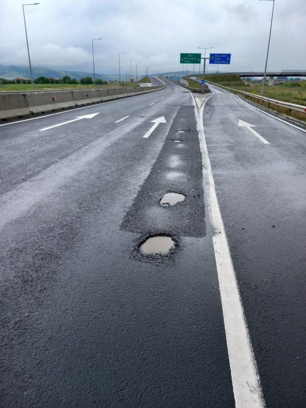 Proaspăt reparată, noi restricții pe Autostrada Sebeș - Turda, plină de gropi