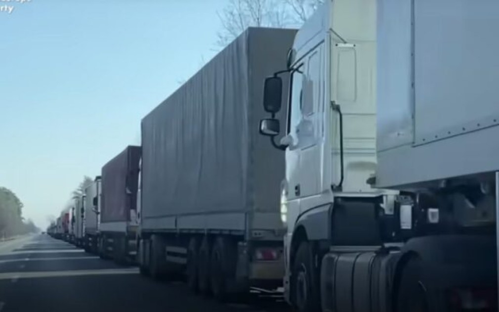 DN 2 a fost oprit parţial din cauza unei coloane de 1500 de camioane formate la vama Siret