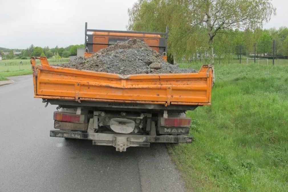 Plăcuțe de înmatriculare din carton, supraîncărcat, anvelope sparte. Așa circula un român cu un camion în Germania