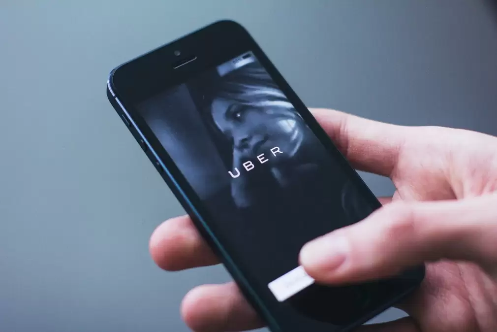 UBER nu face transport sau taximetrie, deci nu poate fi afectată de modificările Legii 38/2003
