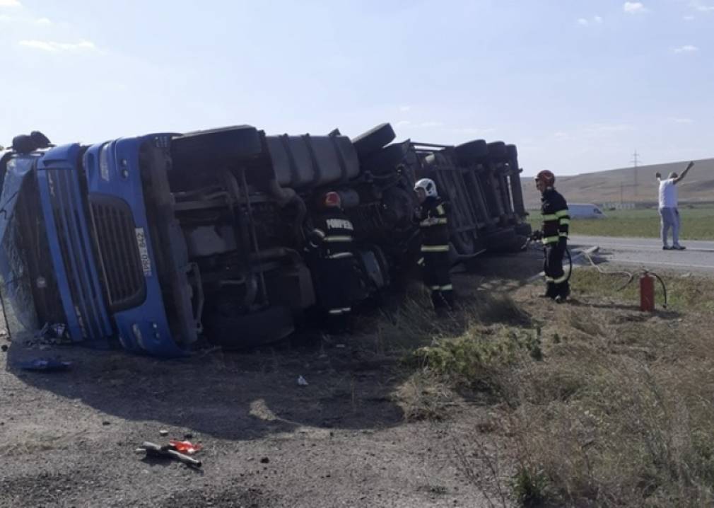 Un camion încărcat cu negru de fum s-a răsturnat într-un sens giratoriu