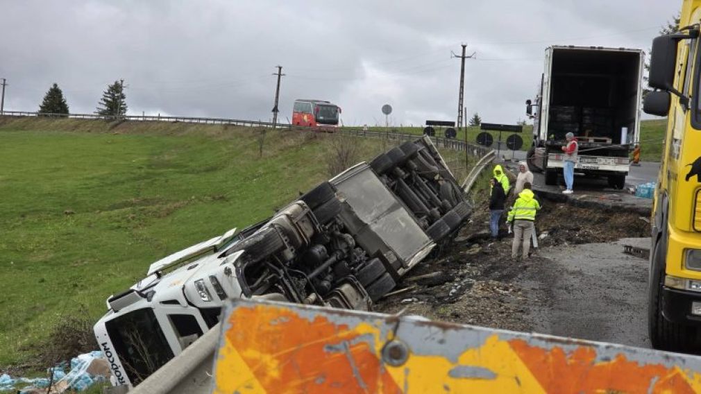 Un camion cu apă minerală s-a răsturnat după ce o bucată de drum s-a surpat