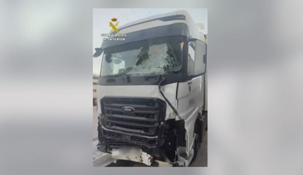 O femeie șofer de camion conducea sub influența drogurilor. Victime: o camionetă și 2 motocicliști