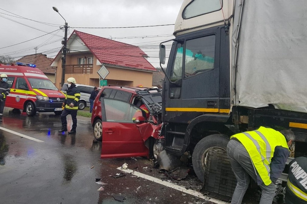 Mureș. Șoferiță de 20 de ani a intrat în camion, ocupată să mănânce la volan