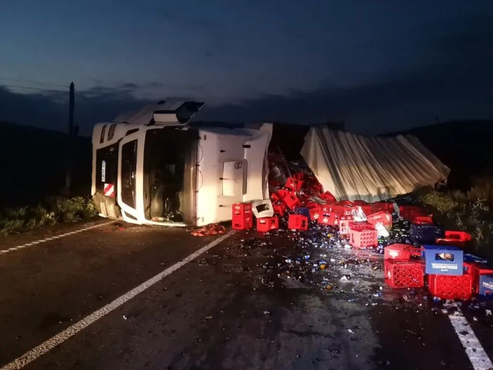 Un camion cu 24 de tone de bere s-a răsturnat în Botoșani