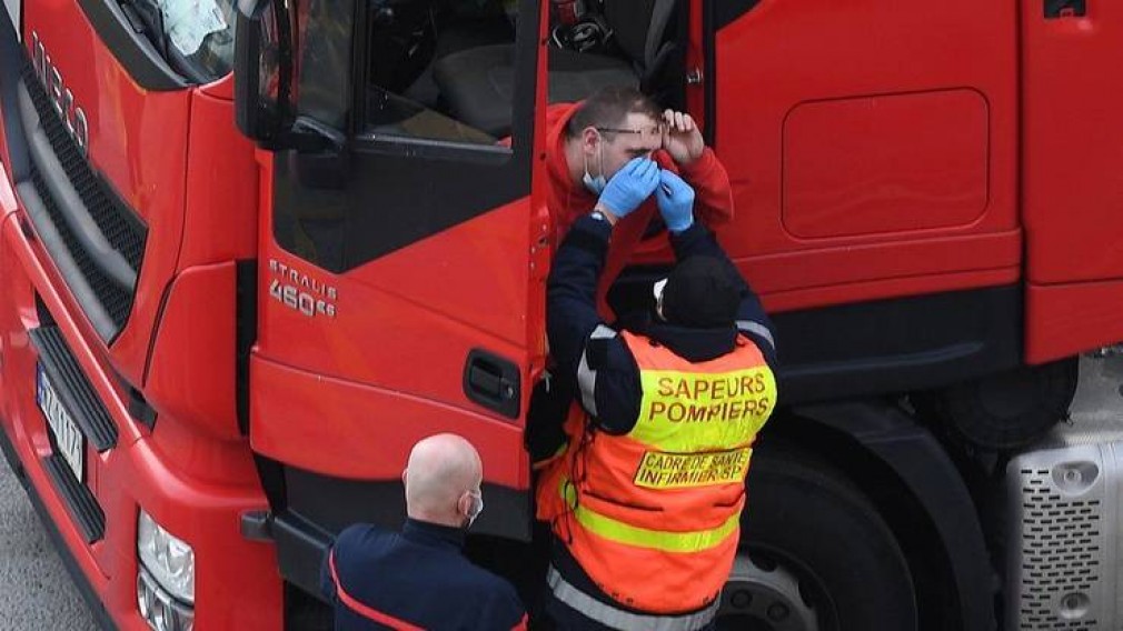Coronavirus UK: Mii de șoferi profesioniști blocați în camioane în ziua de Crăciun