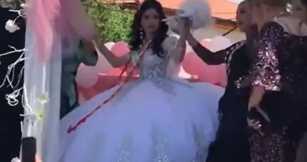 VIDEO Nuntă cu camionul la Strehaia. Remorca camionului s-a transformat în ring de dans