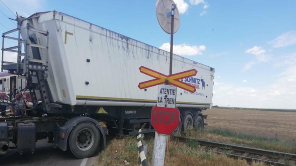 Un camion a fost lovit de un tren cu 30 de călători