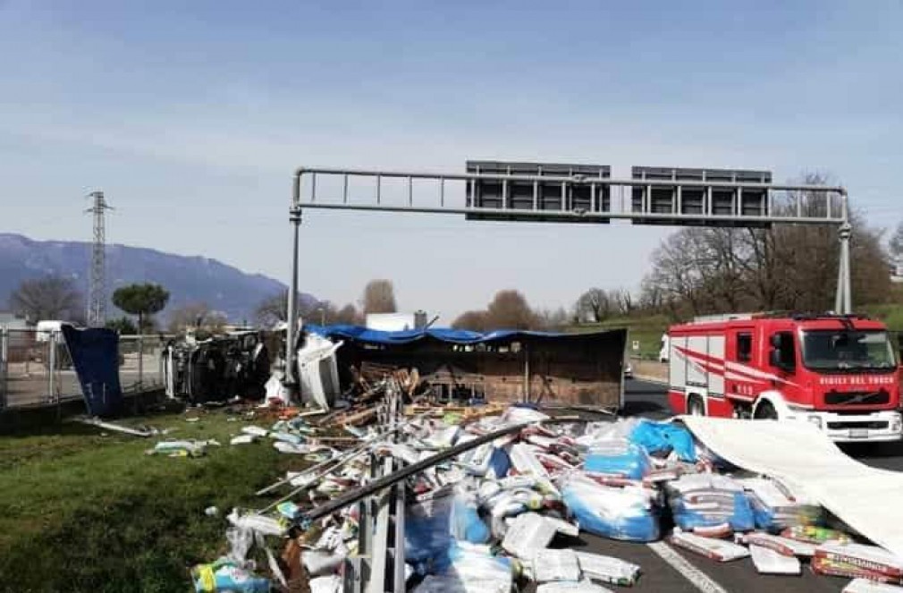 Italia: Tânăr şofer profesionist român, mort într-un impact devastator