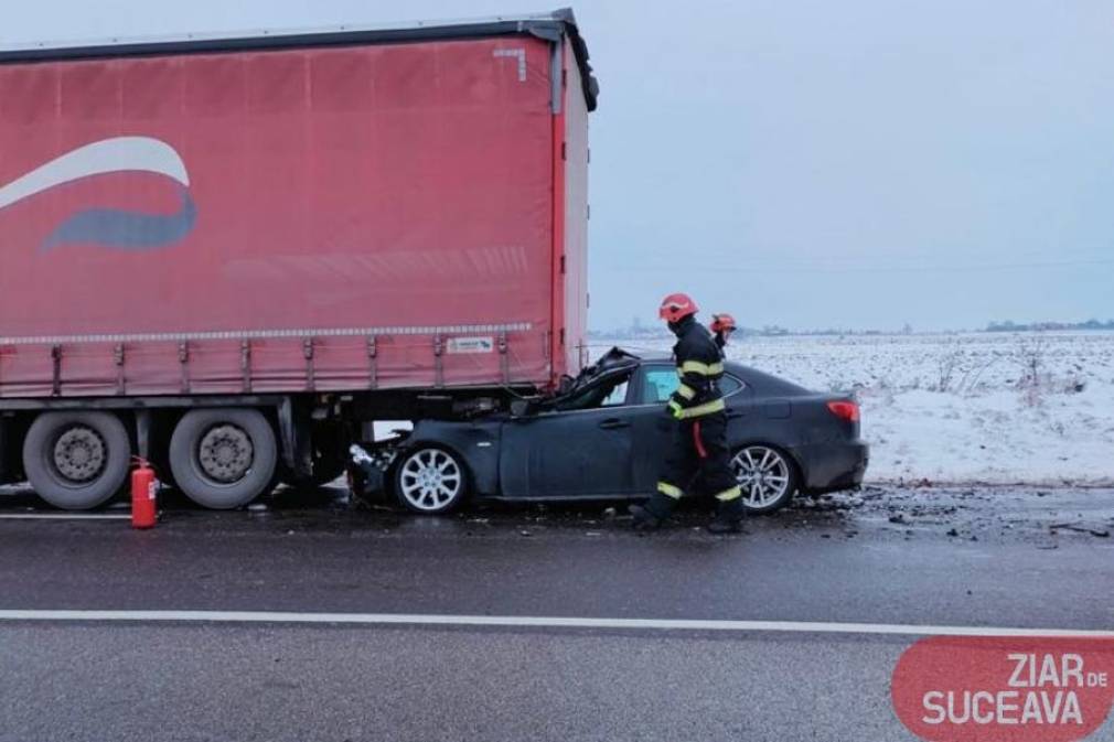 VIDEO Un Lexus a fost strivit după ce a ajuns sub remorca unui camion