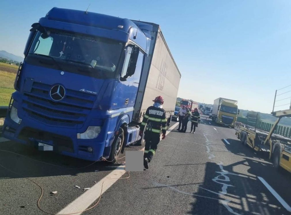 O persoană a murit după ce a fost lovită de camion pe autostradă