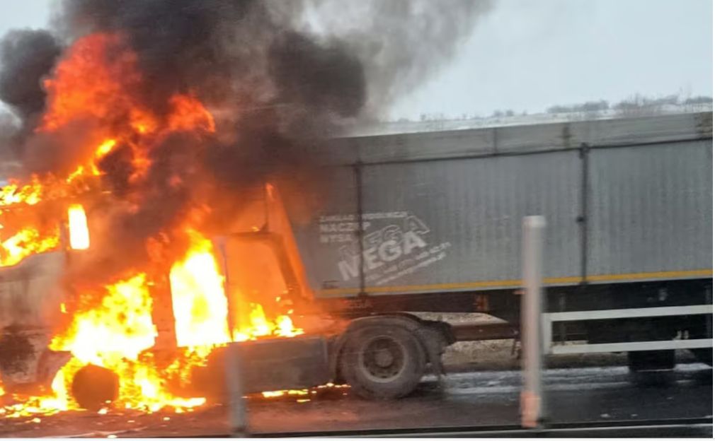 Un camion a ars ca o torță pe autostradă