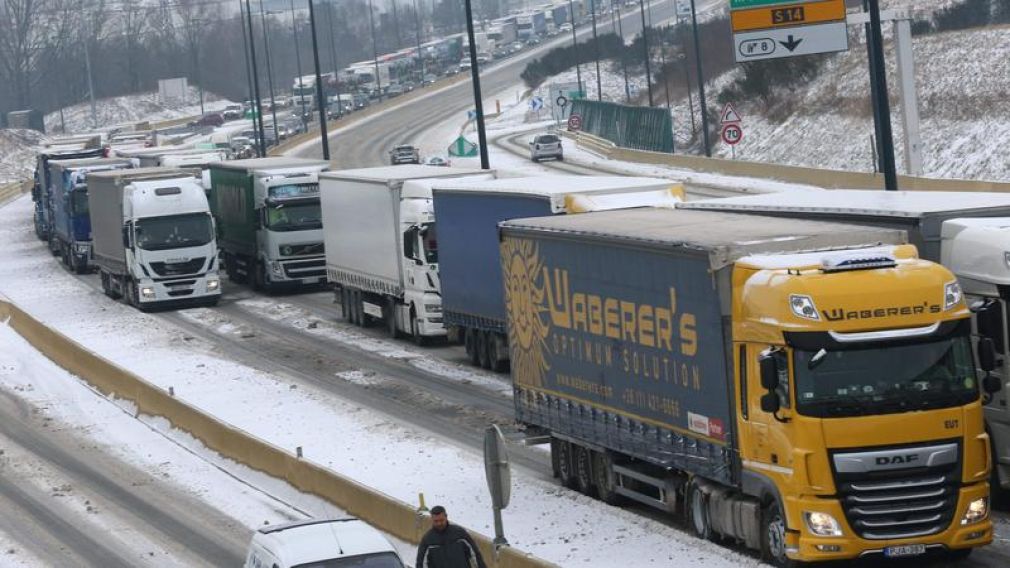 Șofer de camion din Moldova, descoperit mort în zăpadă. Băuse cu un coleg