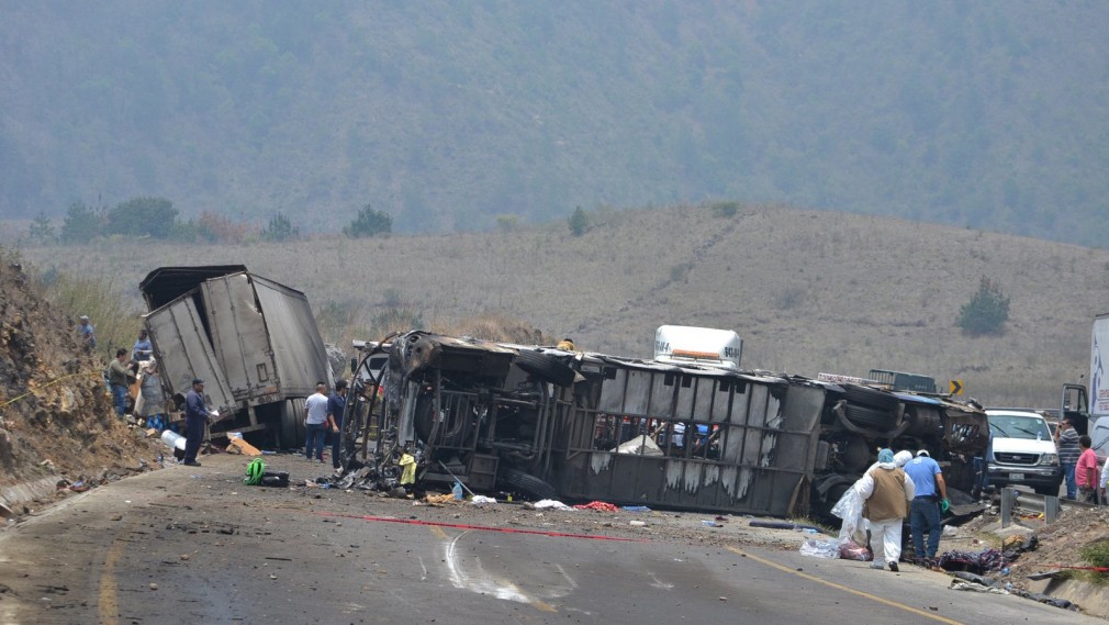 30 de pelerini morți într-un accident în care au ars un autocar și un camion