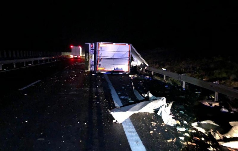 VIDEO: Camion căzut pe marginea autostrăzii. Au fost victime