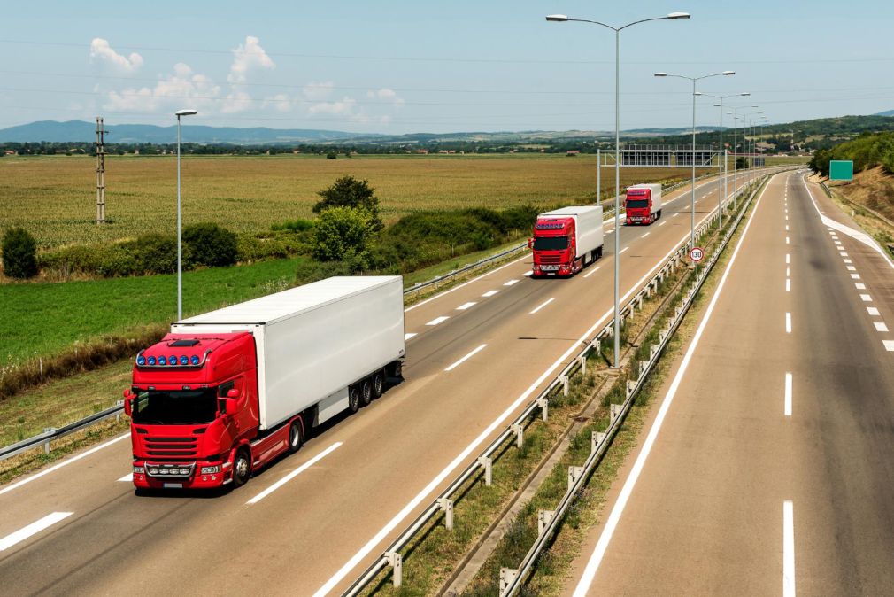 Un camion cu îngrășământ s-a răsturnat pe carosabil