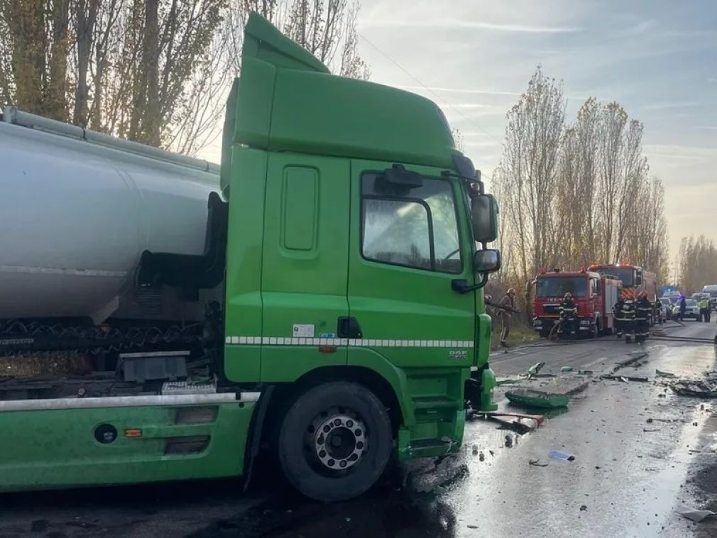 Accident rutier în Prahova. Două cisterne cu combustibil s-au lovit de o mașină