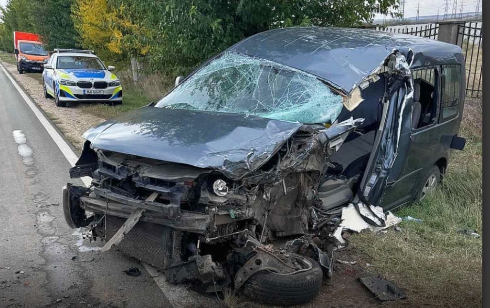 Daună totală pentru o mașină după ciocnirea cu un camion