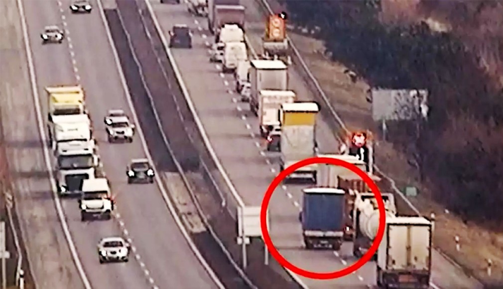 VIDEO: Ungaria. Un șofer profesionist român intră cu camionul direct în remorca de semnalizare, pe autostradă