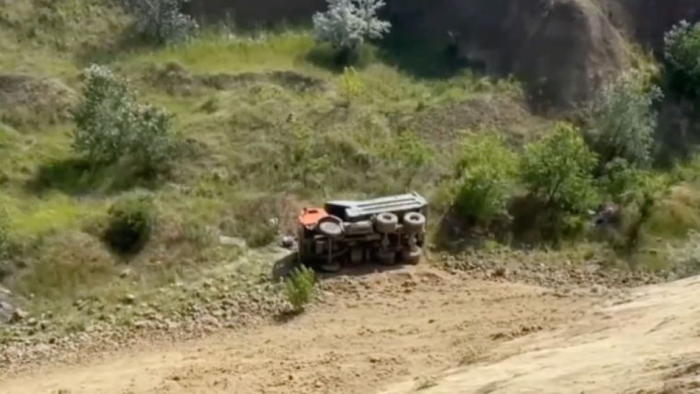 VIDEO Un camion s-a prăbușit într-o carieră de piatră