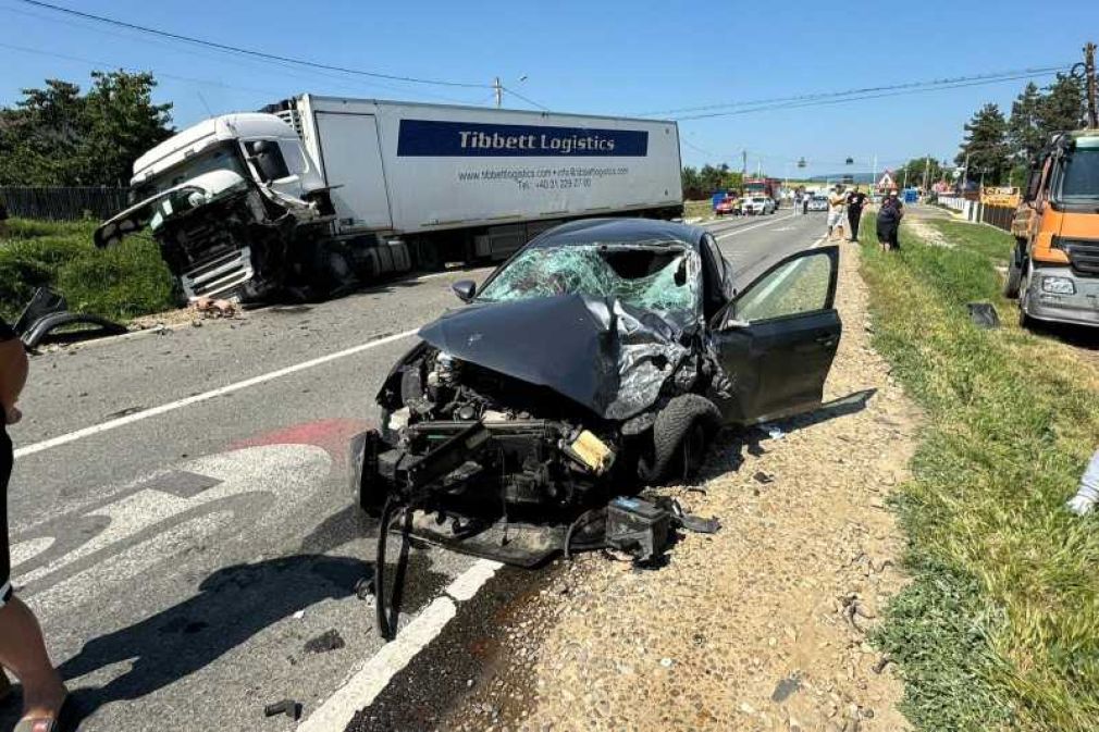 6 răniți după ce un camion a lovit un autoturism