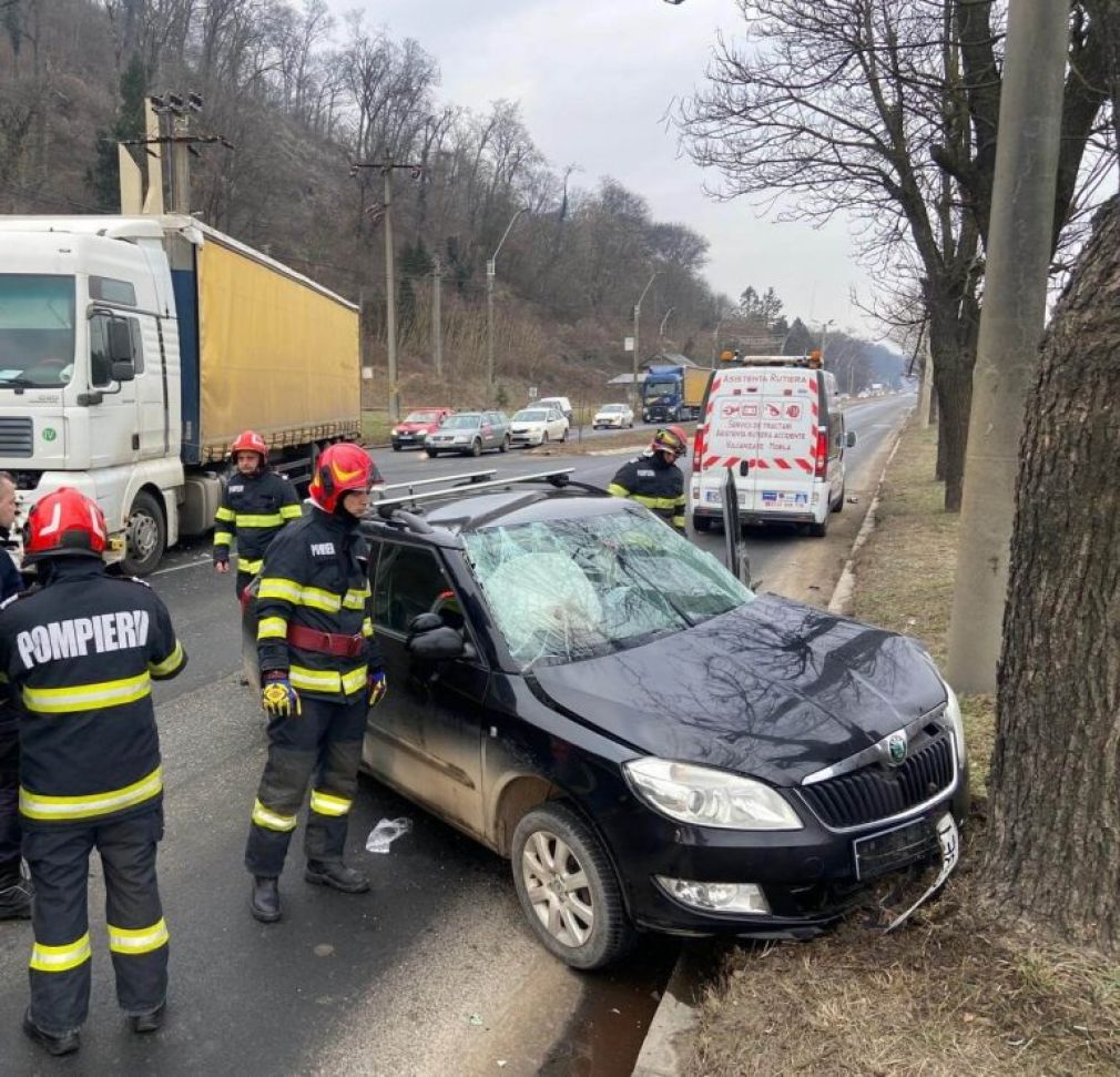 Mașină distrusă după ce a fost lovită de camion