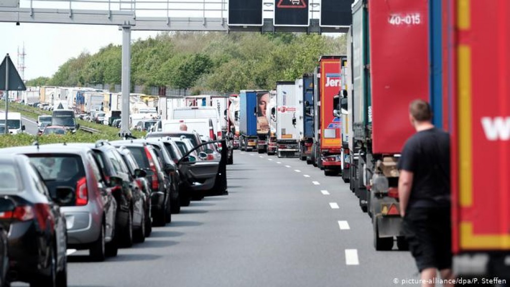 Camioane parcate pe Autobahn la granița dintre Germania și Elveția după instaurarea controalelor