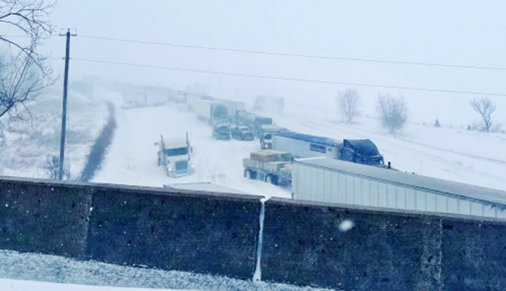 VIDEO. Carambol cu zeci de camioane, pe o autostradă din SUA
