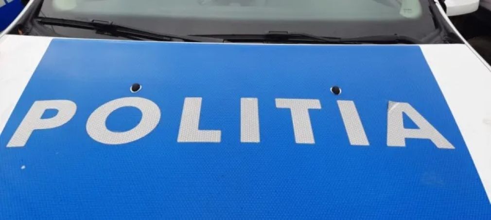 Traficul se desfășoară pe un fir. Un camion e răsturnat