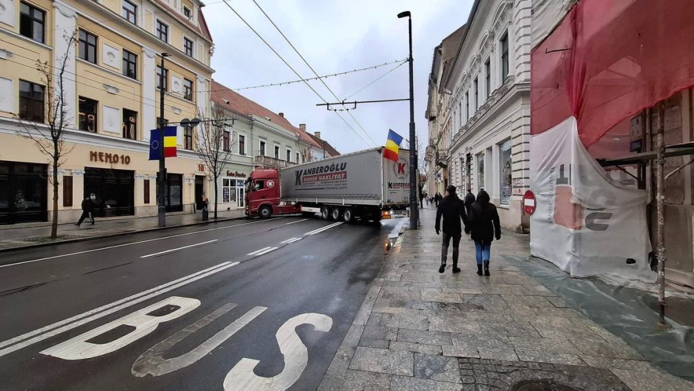 Un camion s-a „rătăcit” în Cluj Napoca