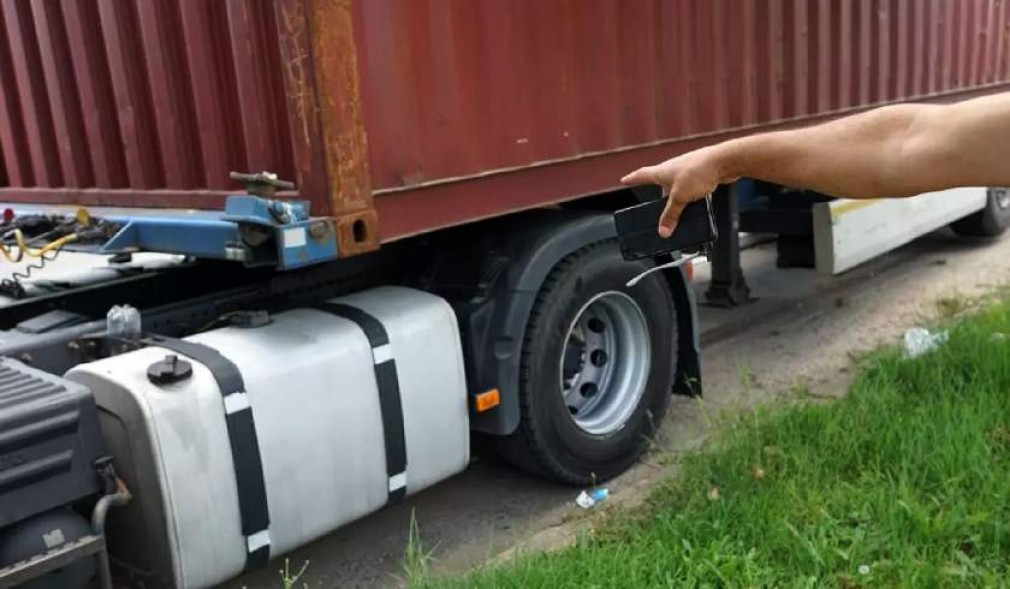Franţa: Şoferi angajați în România au furat două tone de motorină de la camioanele din parcare