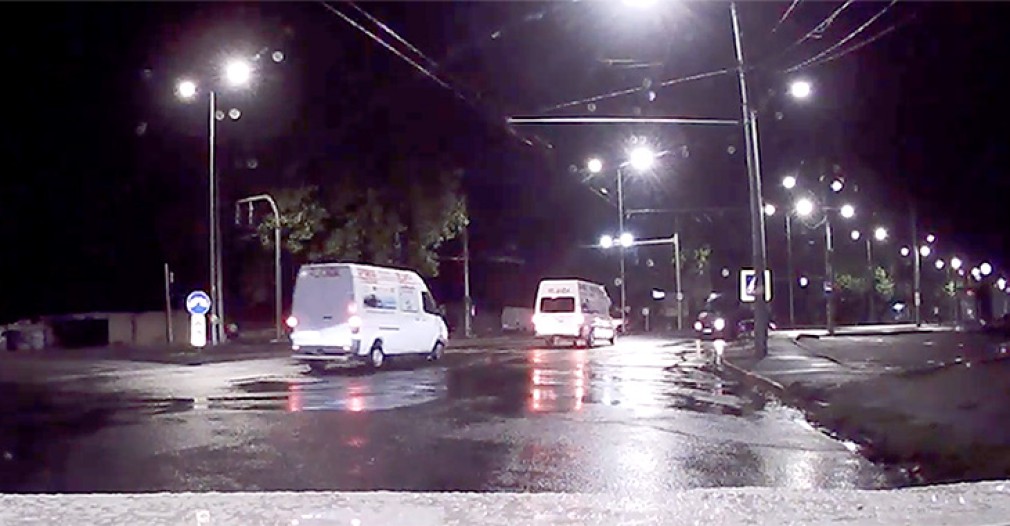 VIDEO Momentul în care un șofer oprește microbuzul în ultima clipă înainte de accident