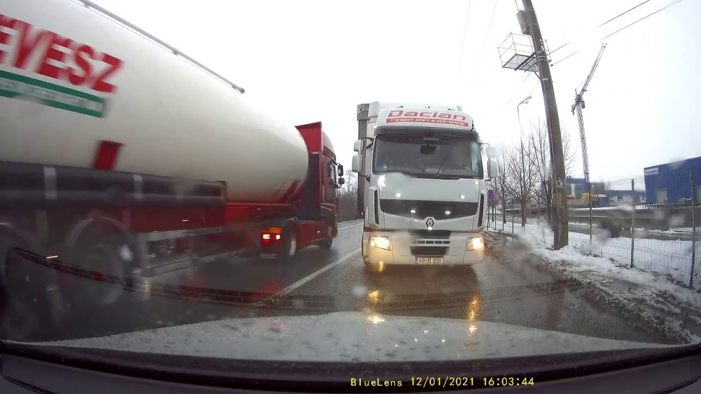VIDEO. Un șofer iese de pe un drum fără prioritate și întâlnește un CAMION aflat pe „interzis”