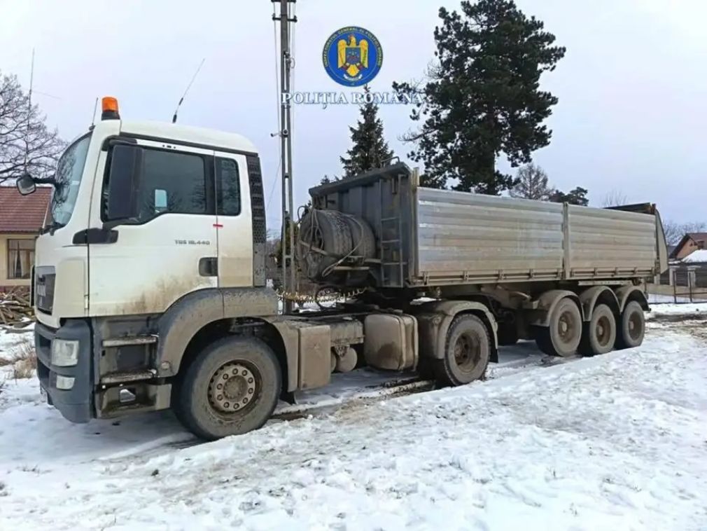 Camion în valoare de 30.000 de euro, cu care se transporta cherestea fără acte, reținut de poliție