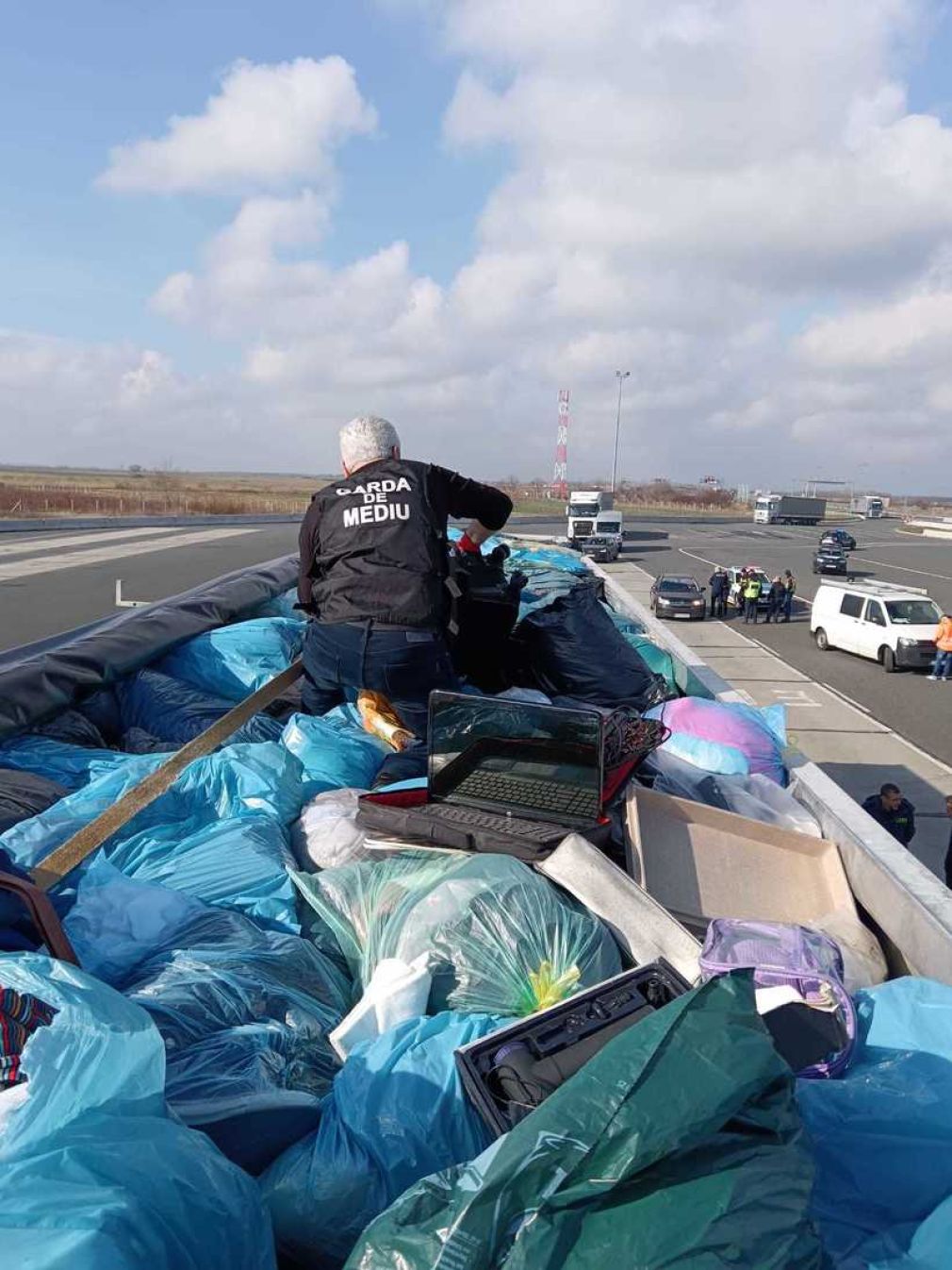 Camion cu peste 16 tone de deşeuri blocat la frontieră