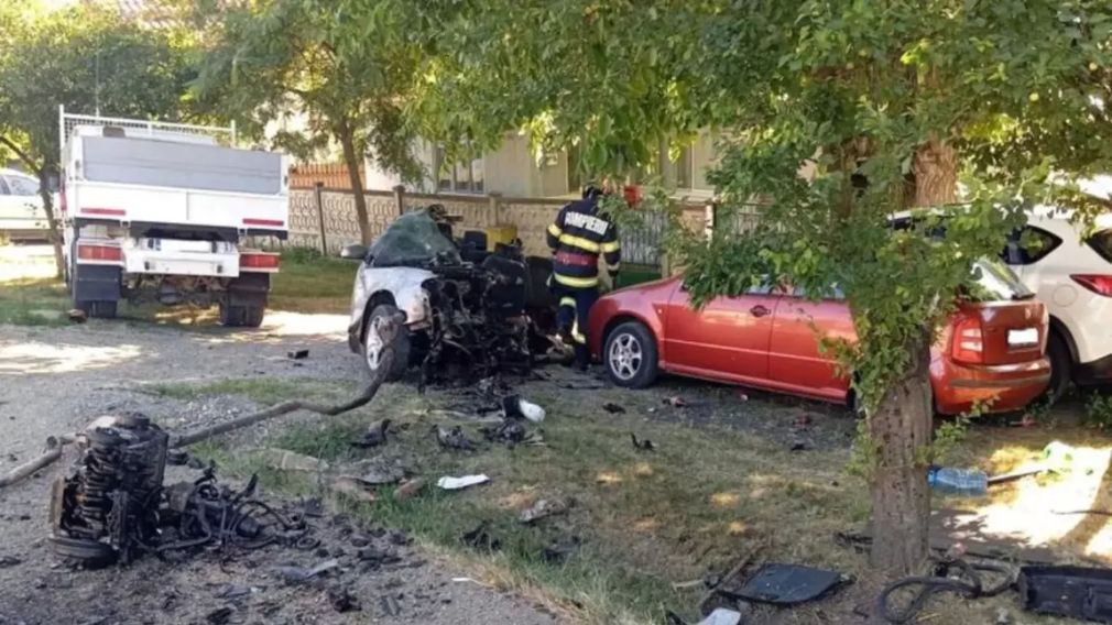 Un tânăr a intrat cu 150 km la oră într-un camion. Mașina s-a rupt în două
