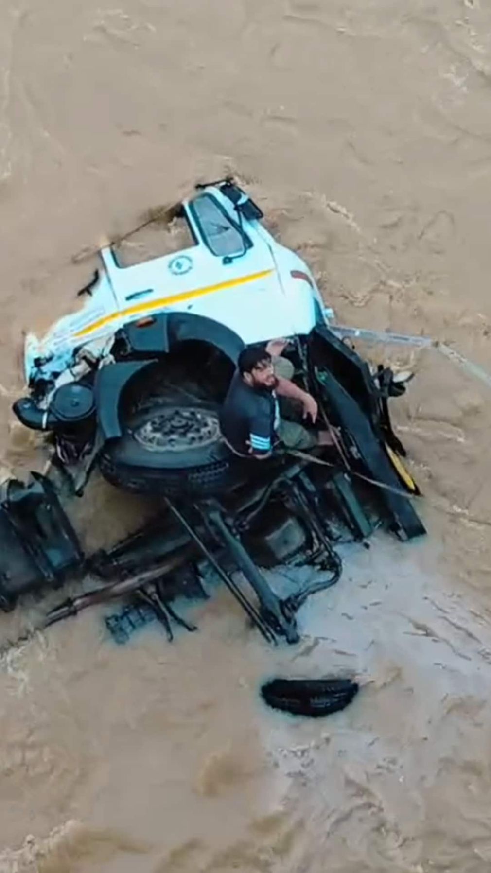 VIDEO Un camion s-a părbușit într-un râu. Șoferul s-a salvat plutind pe o roată