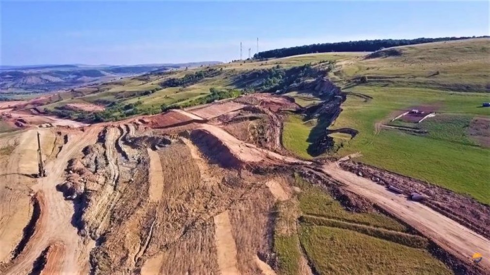 VIDEO Alunecare masivă de teren pe Autostrada Transilvania. Constructorul caută soluții