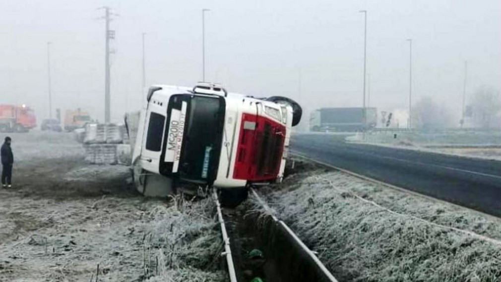 Italia. Un şofer profesionist român, beat la volan, s-a răsturnat cu camionul