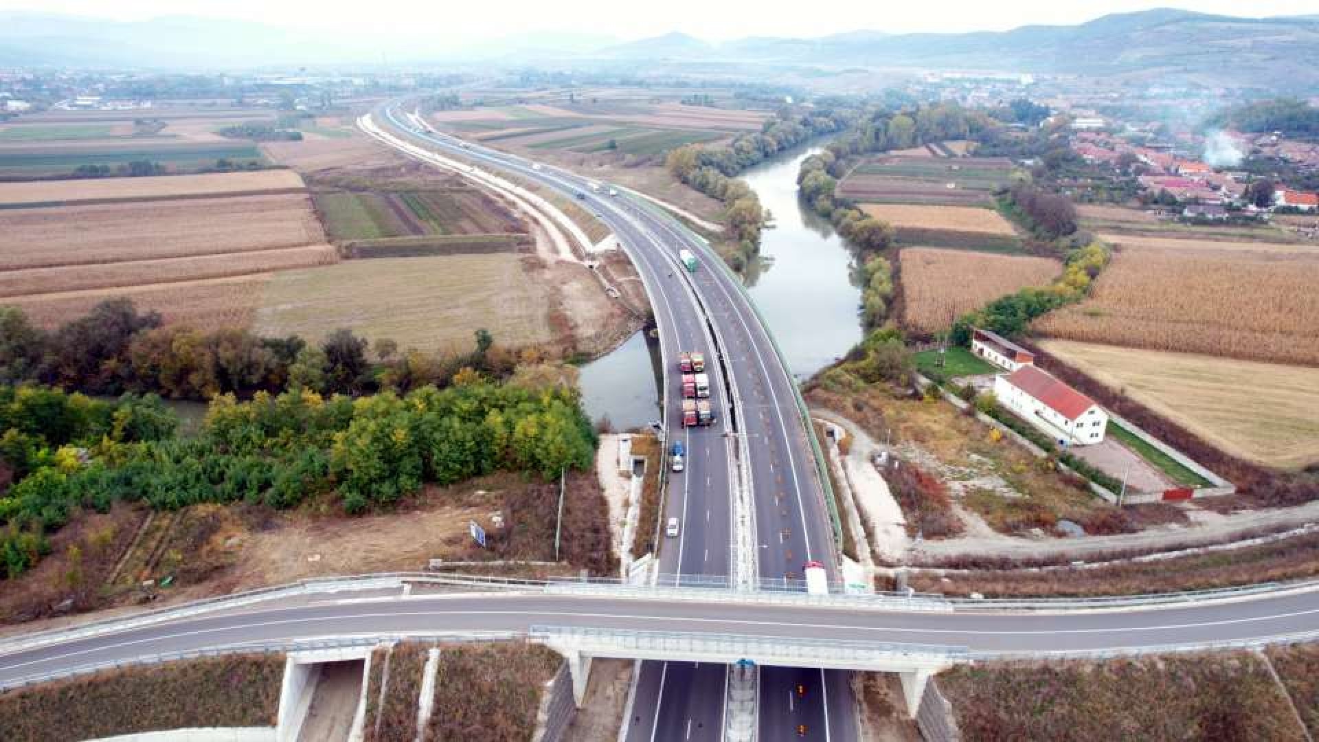 VIDEO. Teste de încărcare pe autostrada A10 Sebeș-Turda, la podul peste râul Mureș de la Sâncrai