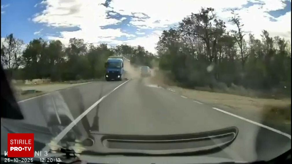 VIDEO Momentul în care un camion și 2 dube fac accident